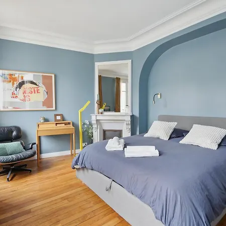 Familial 7 Personnes -entre Opera Et Montmartre By Weekome
